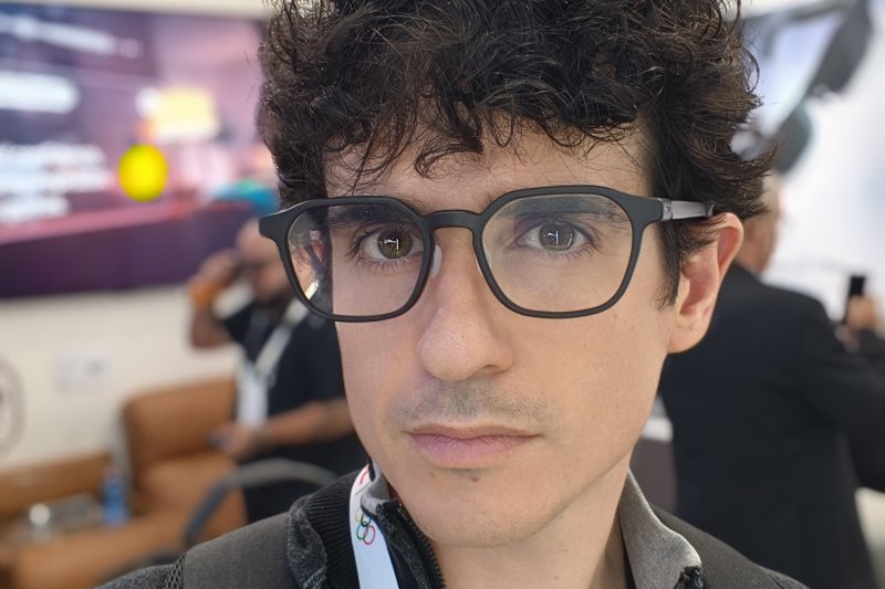 I RayNeo iO sembrano dei normali occhiali da vista