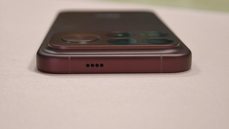 Il blocco fotocamere integra il sistema audio Bose