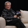 Trump telefona a Jensen Huang durante la conferenza: i timori sull'IA sono una bufala