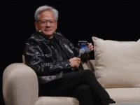 Trump telefona a Jensen Huang durante la conferenza: i timori sull'IA sono una bufala