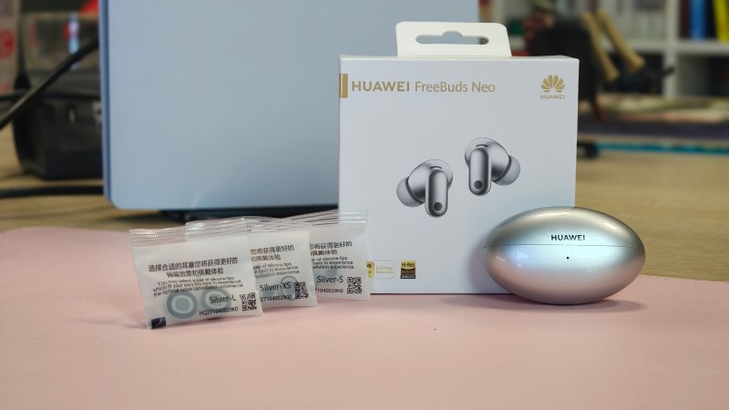 La confezione di vendita degli Huawei FreeBuds Neo, che stiamo già testando per la recensione