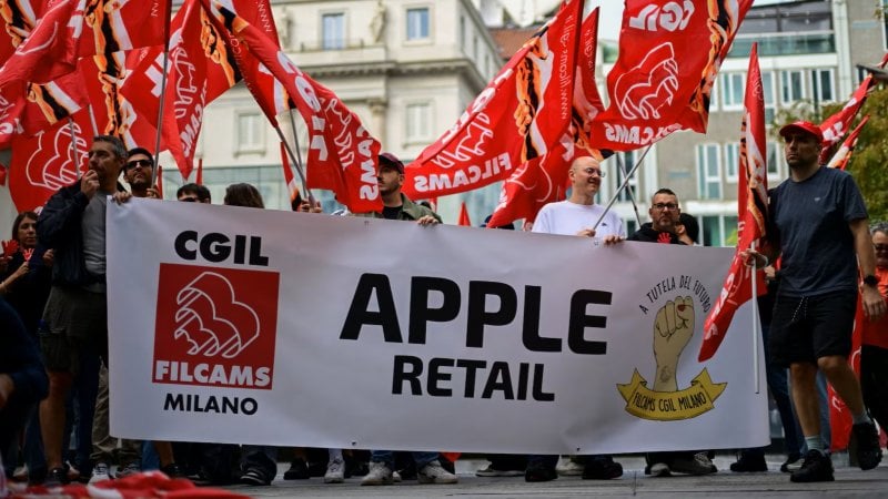 I lavoratori degli Apple Store che protestano davanti alla sede italiana