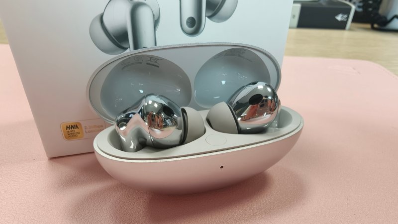 La custodia delle Huawei FreeBuds Neo aperta