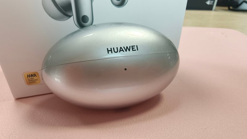 Un dettaglio della nuova custodia ergonomica delle Huawei FreeBuds Neo