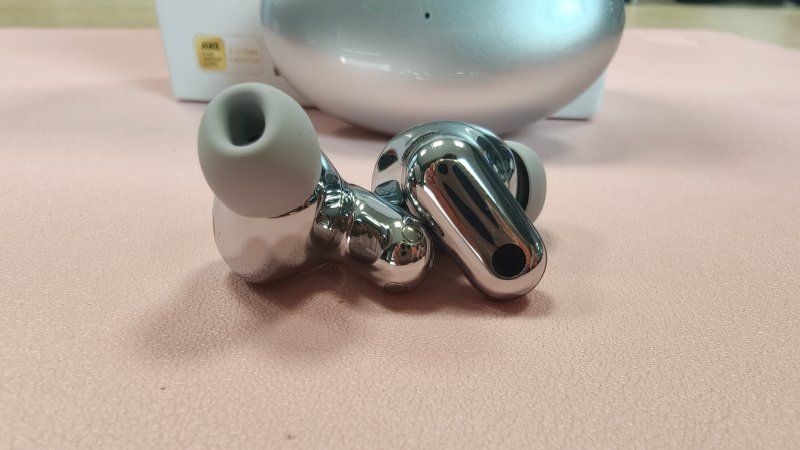 Gli auricolari delle FreeBuds Neo sono particolarmente piccoli e leggeri