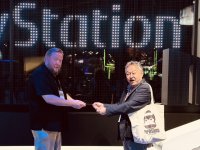 Due ex-PlayStation replicano lo storico video su come condividere un gioco, ma senza disco