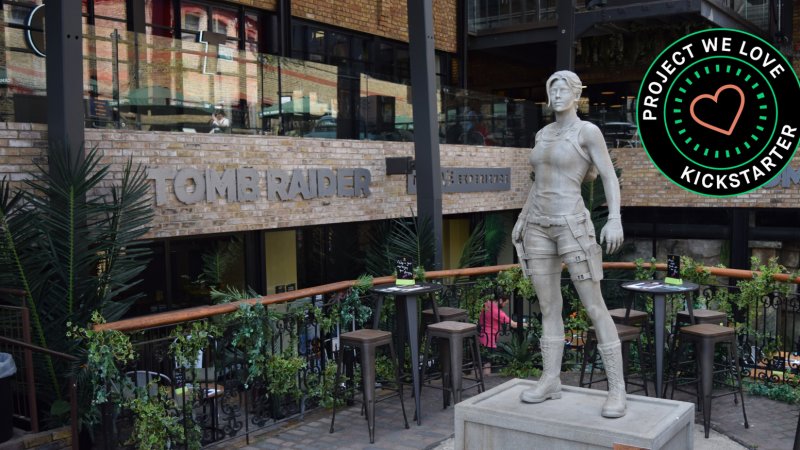 La statua di Lara Croft nella sua interezza