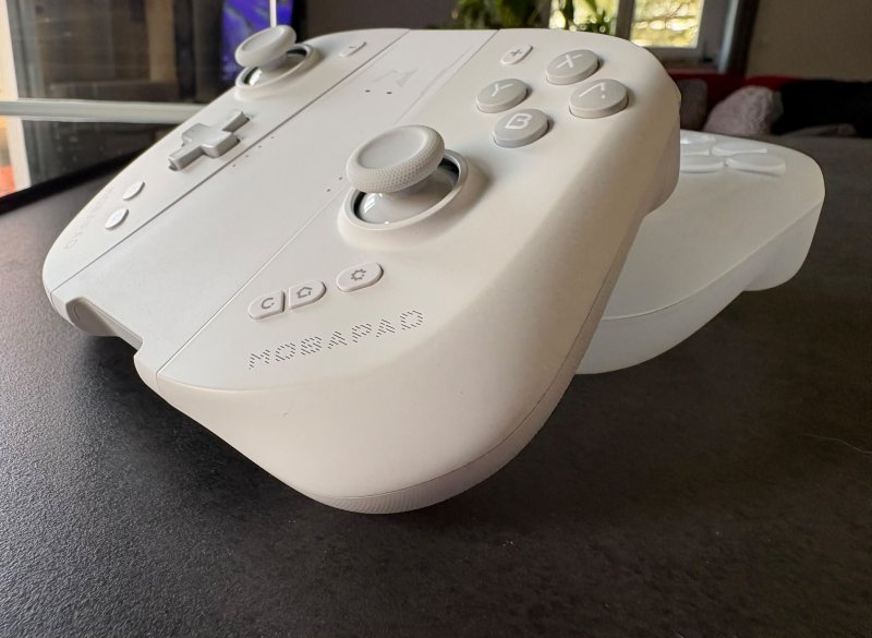 L'M12S è la combo di joycon Made in Mobapad che riflettono la tecnologia alla base dell'azienda cinese. Il grip non è incluso nella confezione, ma ogni pad è gestibile tramite app ufficiale