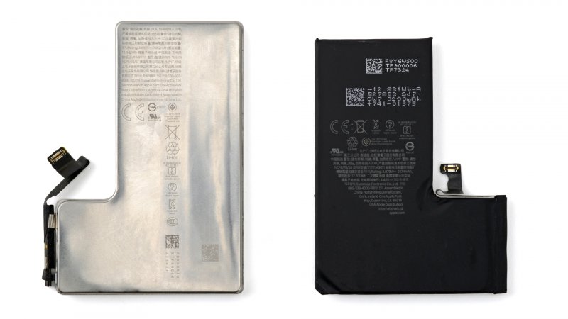 La batteria dell'iPhone 16 Pro racchiusa in alluminio, a confronto con la batteria dell'iPhone 15 Pro.