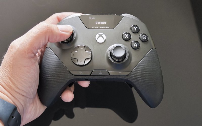 Lo SteelSeries Aeon Pro impugnato