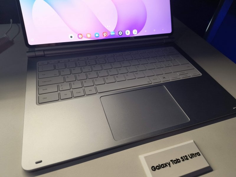 Sono diverse le cover disponibili, questa, per esempio, rende il Tab S12 Ultra un vero e proprio PC portatile con tanto di touchpad