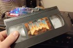 Un modder porta Super Mario Bros. e DOOM su VHS con una console FPGA