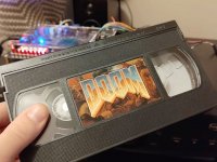Un modder porta Super Mario Bros. e DOOM su VHS con una console FPGA