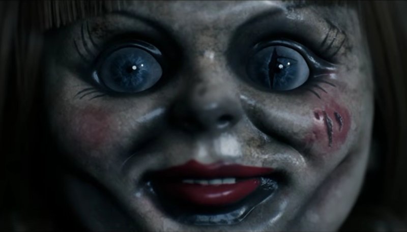 All'inizio del gioco, Annabelle ci osserva...