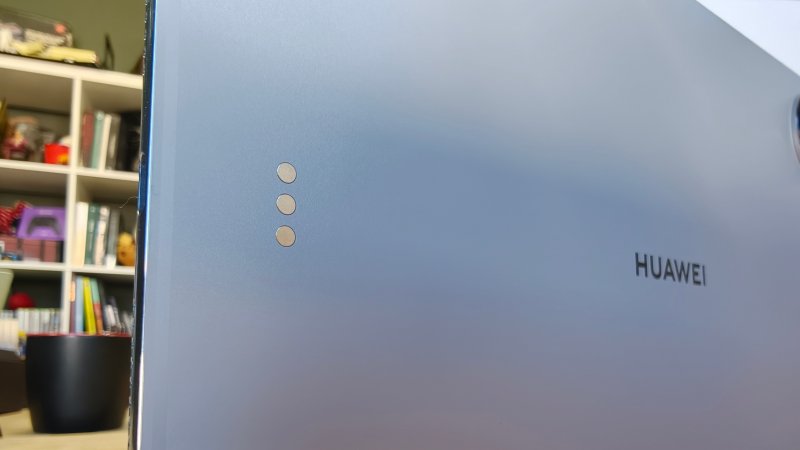 Un dettaglio dei contatti magnetici sul retro del Huawei MatePad Pro