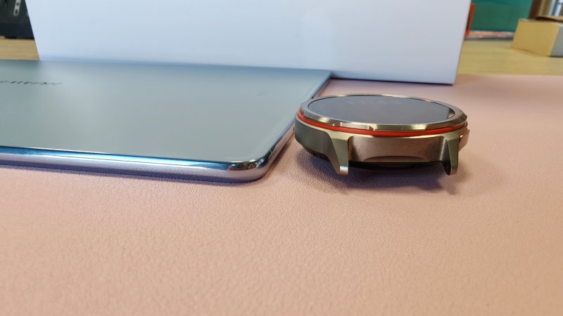 Il confronto con il Huawei Runner GT 2 rende bene evidente quanto sia sottile questo tablet