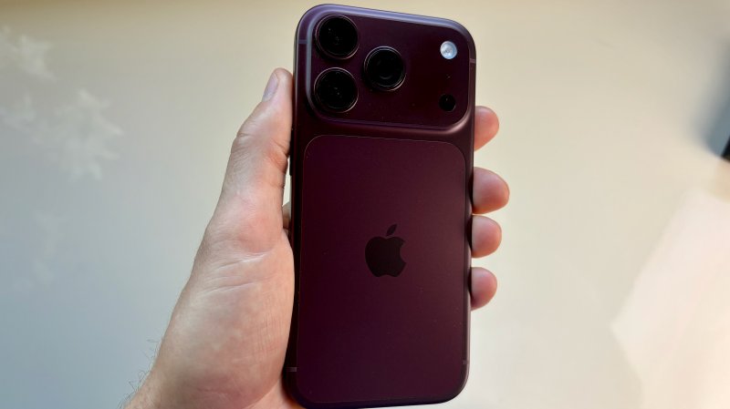 iPhone 18 Pro nella sua nuova colorazione Borgogna