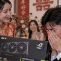 Una sposa regala una GeForce 5090 al marito durante le nozze, che appare visibilmente emozionato