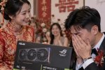 Una sposa regala una GeForce 5090 al marito durante le nozze, che appare visibilmente emozionato
