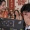 Una sposa regala una GeForce 5090 al marito durante le nozze, che appare visibilmente emozionato