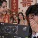 Una sposa regala una GeForce 5090 al marito durante le nozze, che appare visibilmente emozionato