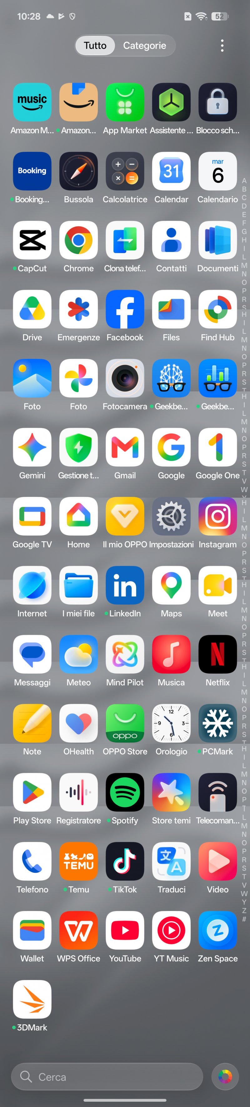Le app preinstallate sono davvero tante per un dispositivo da 1.800 euro
