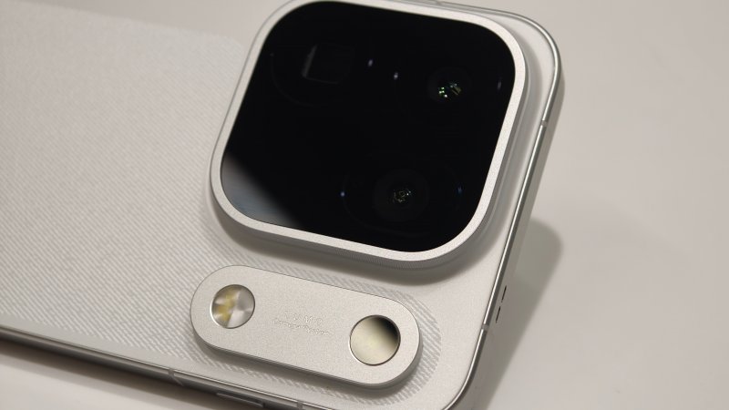 Dettaglio del comparto fotografico di Oppo Find X10 Pro Max