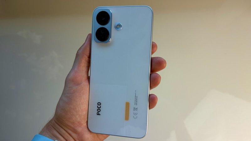 POCO X8 ha un design particolare, ma i materiali sono economici