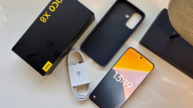 La dotazione di accessori di POCO X8
