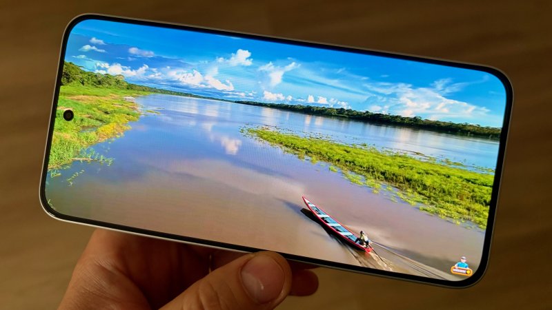 Il display di POCO X8 è di buona qualità per la sua fascia di prezzo