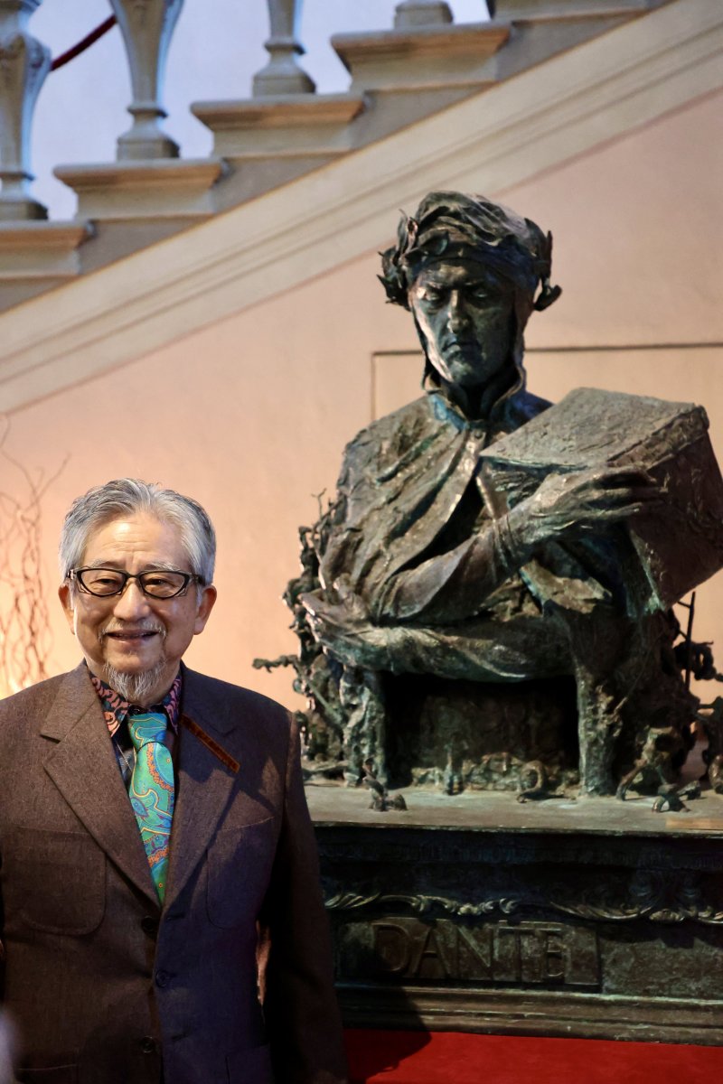 Go Nagai vicino alla statua di Dante