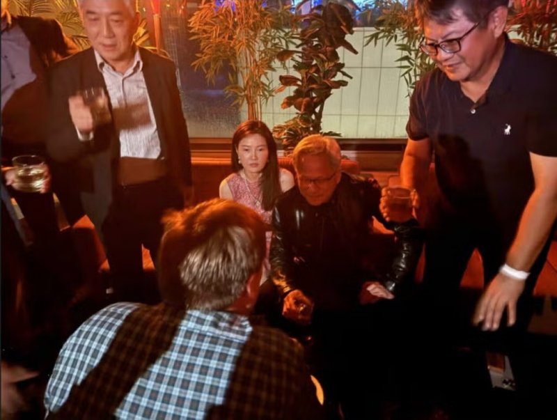 Alice Huang in una foto con il CEO di NVIDIA Jensen Huang