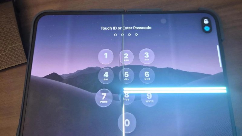 Una foto che mostra il danno al display di iPhone Duo